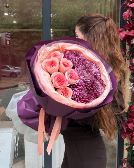букет из розовых роз и фиолетовых хризантем